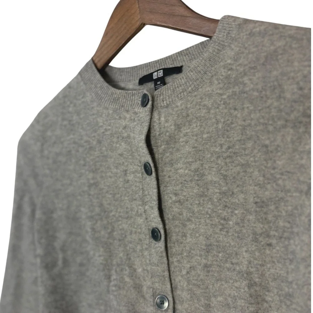 Uniqlo Womens Cashmere Cardigan XS Gray Cropped Minimalist Lightweight Classic